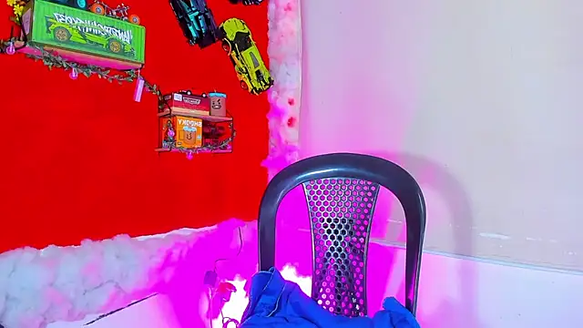 LilOwen  online show from September 28, 2025, 7:10 pm