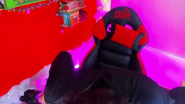 LilOwen  online show from September 15, 2025, 5:13 pm