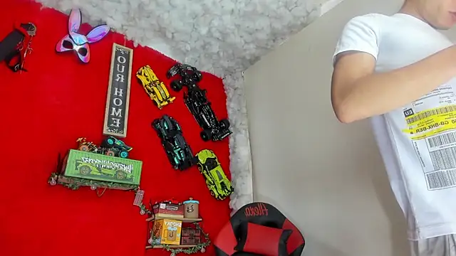 LilOwen  online show from October 18, 2025, 7:05 pm