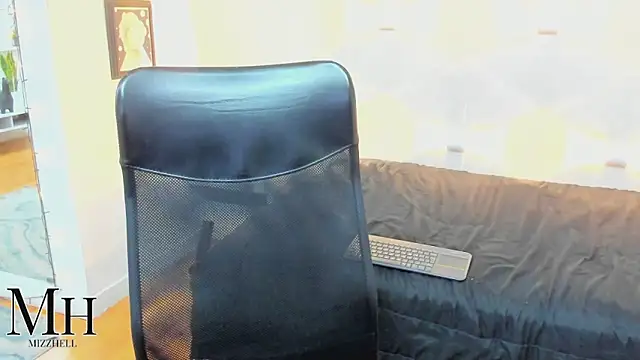 Snapshot of MizzHell chatting on February 8, 2026, 3:48 am MizzHell online show from February 8, 2026, 3:48 am