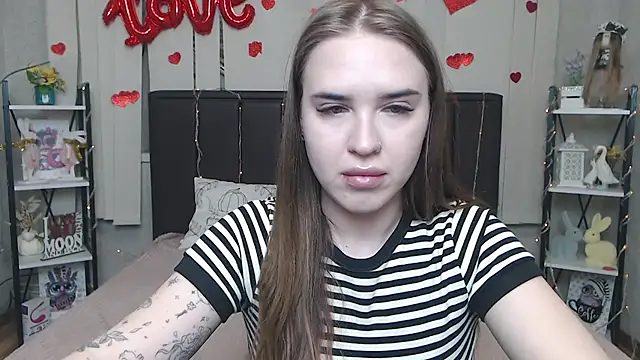 LauraHlot online show from April 7, 2026, 6:04 am