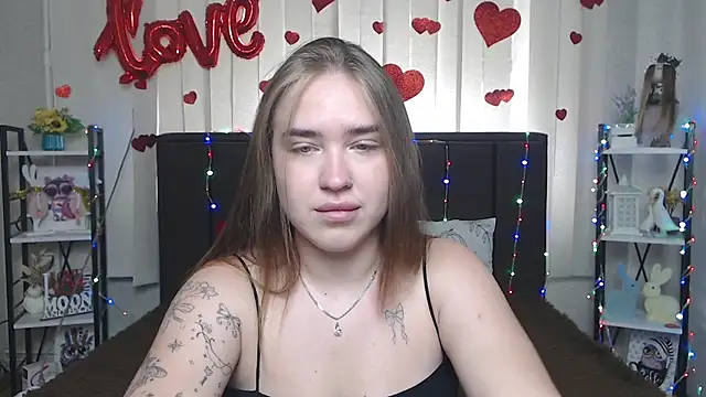 Snapshot of LauraHlot chatting on July 6, 2026, 8:21 am LauraHlot online show from July 6, 2026, 8:21 am