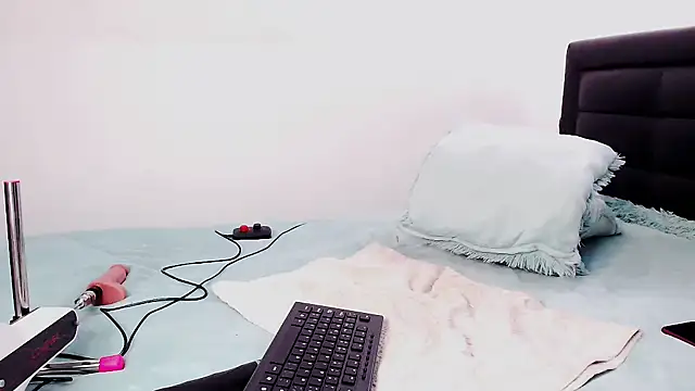 anyaadamss online show from October 25, 2025, 1:01 pm