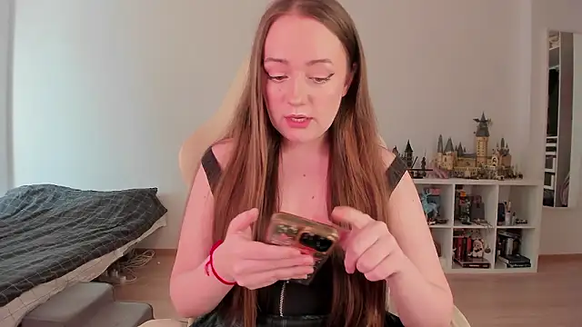 WalkingGirl online show from March 18, 2026, 1:02 pm