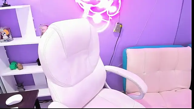 Camiila Osorio online show from September 12, 2025, 7:46 pm