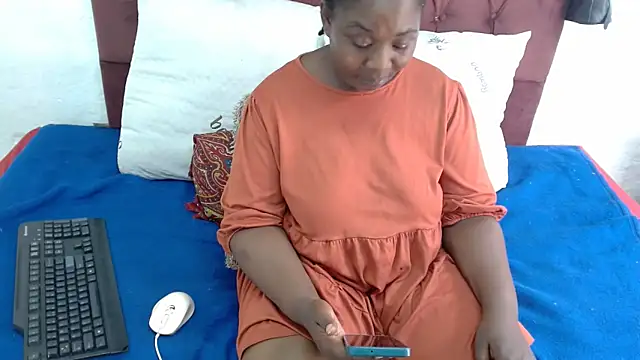 Snapshot of Thickchocolatex2 chatting on February 27, 2026, 12:05 pm Thickchocolatex2 online show from February 27, 2026, 12:05 pm