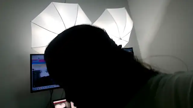 evaleribigtits18 online show from April 14, 2026, 1:10 am