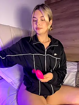 Odett  online show from October 13, 2025, 2:02 am