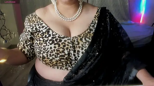 Snapshot of Gulabi_Queen chatting on July 16, 2026, 3:42 pm Gulabi Queen online show from July 16, 2026, 3:42 pm