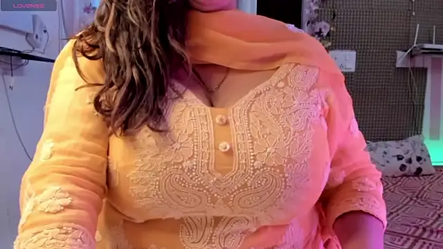 Snapshot of Gulabi_Queen chatting on March 8, 2025, 6:21 am Gulabi Queen online show from March 8, 2025, 6:21 am