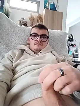 Snapshot of GLouglou19 chatting on November 2, 2025, 4:01 pm GLouglou19 online show from November 2, 2025, 4:01 pm