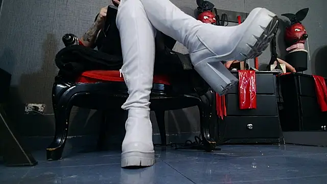 Snapshot of LusstCruella chatting on February 13, 2025, 5:11 pm LusstCruella online show from February 13, 2025, 5:11 pm