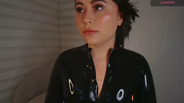 venusleroy  online show from October 20, 2025, 10:43 pm