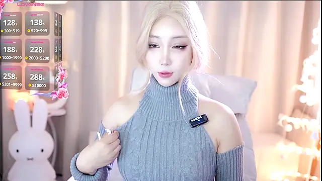 UUKiss  online show from November 1, 2025, 1:23 am