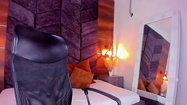 ParisFox  online show from March 12, 2025, 7:58 pm