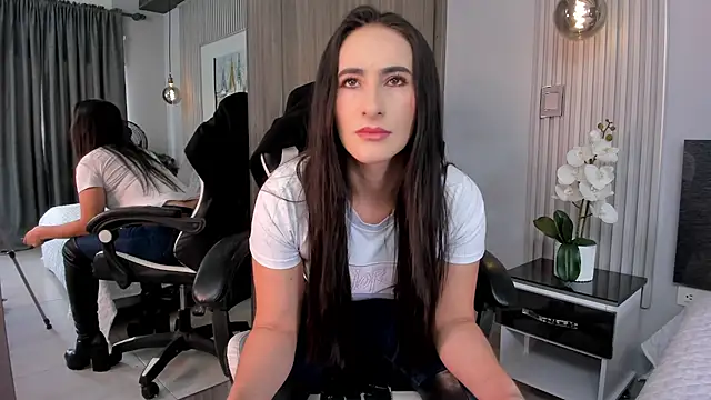 Snapshot of SaraGomez1 chatting on June 25, 2026, 3:50 pm SaraGomez1 online show from June 25, 2026, 3:50 pm
