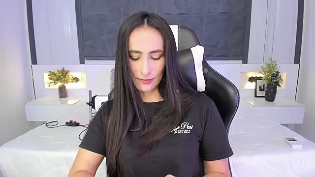 SaraGomez1 online show from October 2, 2025, 3:59 pm