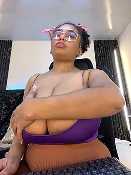 Emy leon online show from November 23, 2025, 7:02 pm