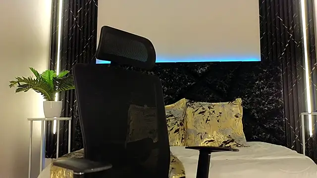 Emy leon online show from December 13, 2025, 8:04 pm