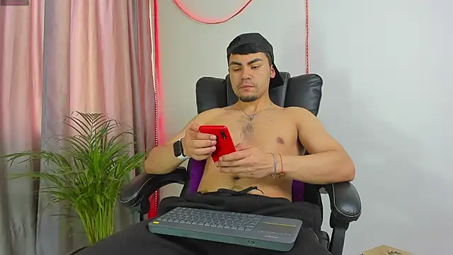 kalivan voinesscu online show from October 7, 2025, 2:18 pm