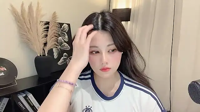 Strawberrybabyy1 online show from March 14, 2025, 1:24 pm