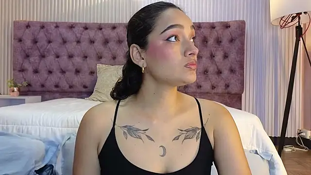 EMILYY FOXY online show from December 3, 2025, 7:02 pm