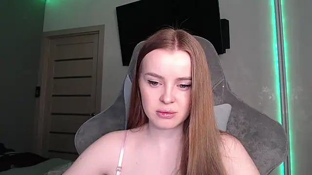 Snapshot of YourBitsy chatting on February 17, 2026, 4:10 am YourBitsy online show from February 17, 2026, 4:10 am