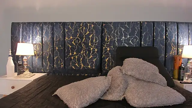 Sophia Lemos online show from November 28, 2025, 1:33 pm