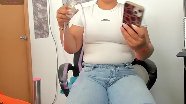 SofiaJoness  online show from May 27, 2026, 7:32 pm