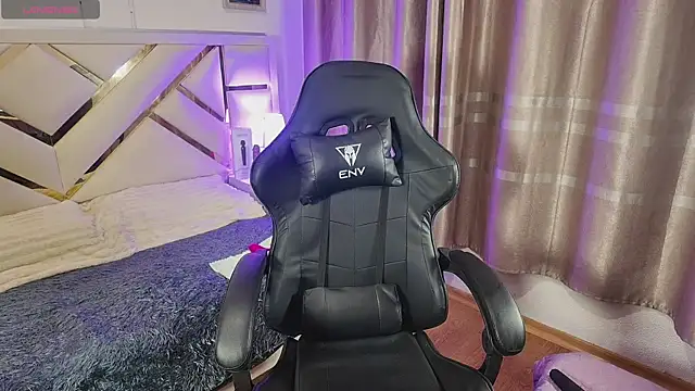 carolineamber  online show from February 22, 2026, 9:27 pm