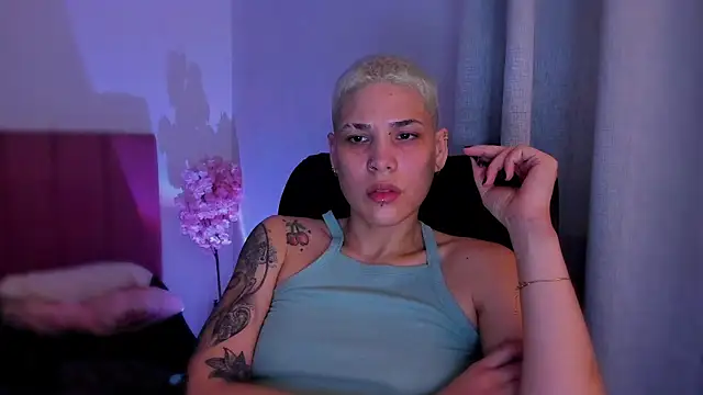 Snapshot of Charlee_pink chatting on February 8, 2026, 6:33 am Charlee pink online show from February 8, 2026, 6:33 am