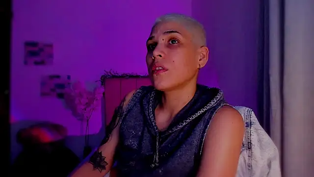 Snapshot of Charlee_pink chatting on February 25, 2026, 4:45 am Charlee pink online show from February 25, 2026, 4:45 am