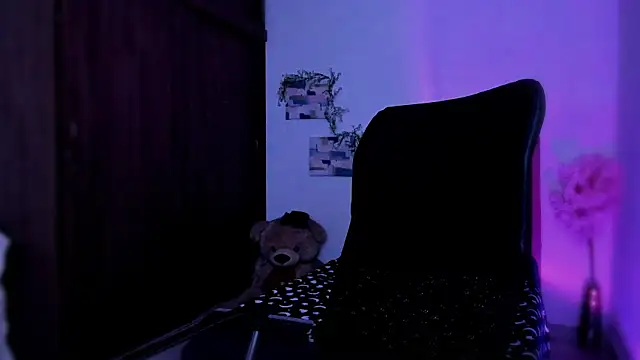 Snapshot of Charlee_pink chatting on February 10, 2026, 4:50 pm Charlee pink online show from February 10, 2026, 4:50 pm