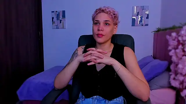 Snapshot of Charlee_pink chatting on December 17, 2025, 5:01 am Charlee pink online show from December 17, 2025, 5:01 am