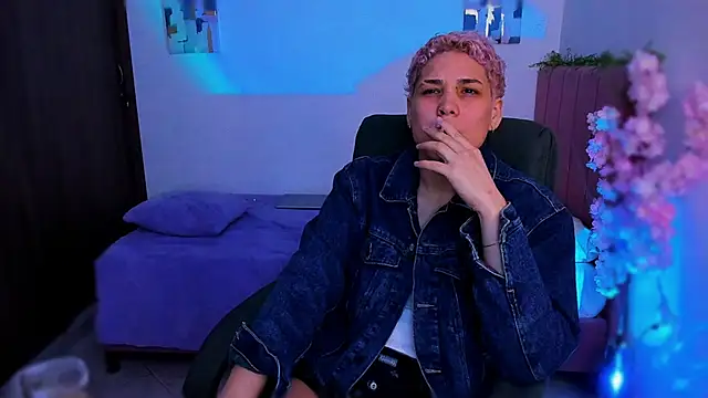 Snapshot of Charlee_pink chatting on December 19, 2025, 5:54 am Charlee pink online show from December 19, 2025, 5:54 am