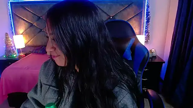 Julietacollins06 online show from December 18, 2025, 12:31 pm