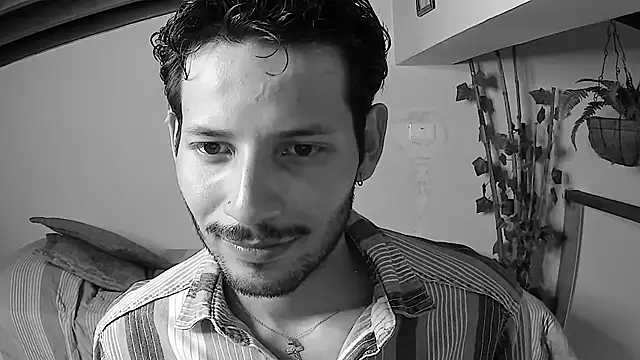 Nicholasrodrii online show from June 25, 2026, 9:42 pm