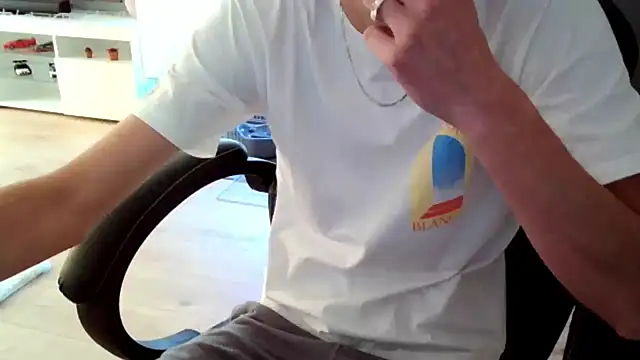 Snapshot of ElViko11 chatting on November 18, 2025, 2:42 pm ElViko11 online show from November 18, 2025, 2:42 pm