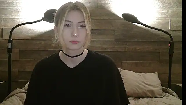 ErikaShyy online show from December 2, 2025, 10:50 am