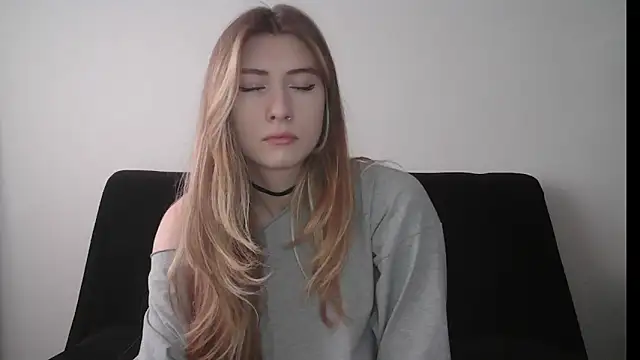 ErikaShyy online show from October 14, 2025, 11:00 am