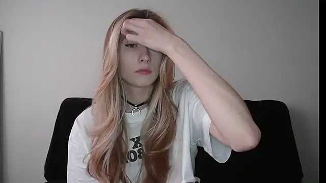 ErikaShyy online show from November 3, 2025, 11:36 am