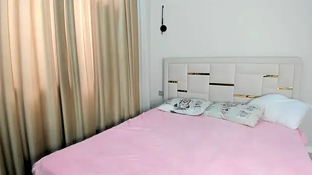 Lola Peach online show from April 17, 2026, 4:59 am