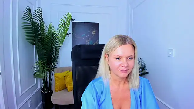 AgathaKlouin online show from November 27, 2025, 7:03 pm