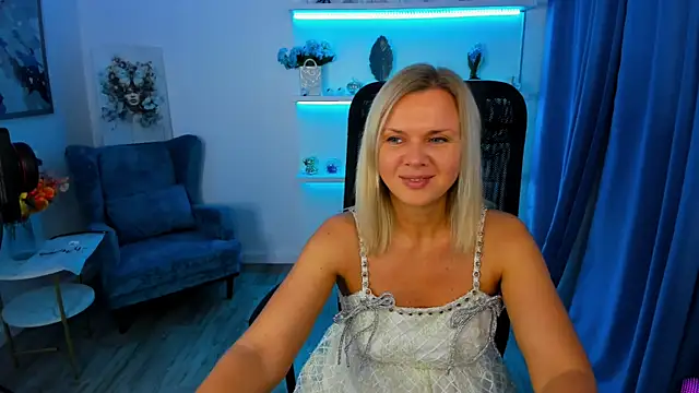 AgathaKlouin online show from November 11, 2025, 7:08 pm