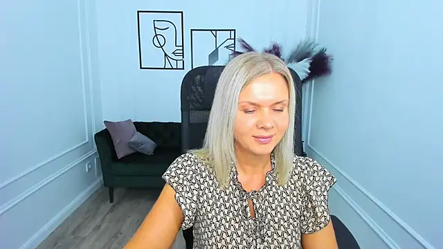 AgathaKlouin online show from November 9, 2025, 7:40 pm