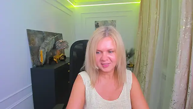 AgathaKlouin online show from May 28, 2026, 7:53 pm