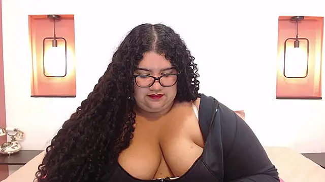 Snapshot of Miley_Collins chatting on February 19, 2025, 12:57 am Miley Collins online show from February 19, 2025, 12:57 am