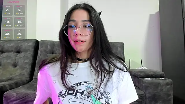 emmadiaz1 online show from November 4, 2025, 2:48 am