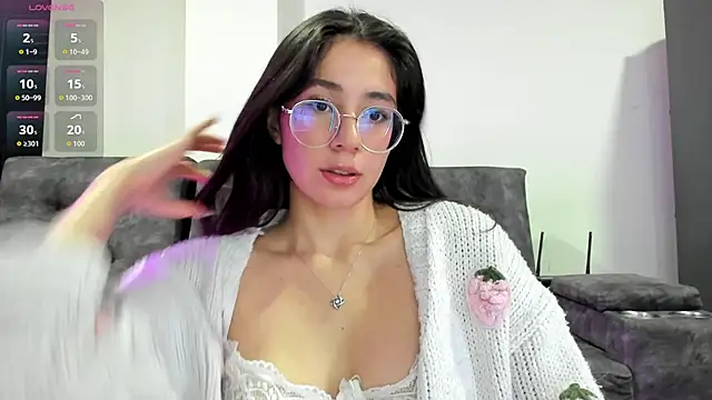 emmadiaz1 online show from November 24, 2025, 6:13 am