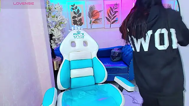 Dafne huges online show from November 14, 2025, 7:06 pm